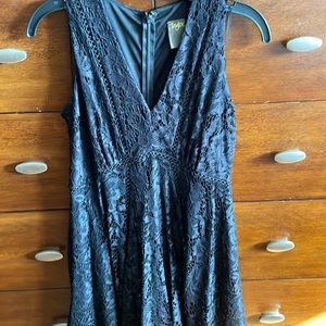 Pre-owned Taylor All Lace Black dress. Elegant finish, fits a 4-6 dress size.